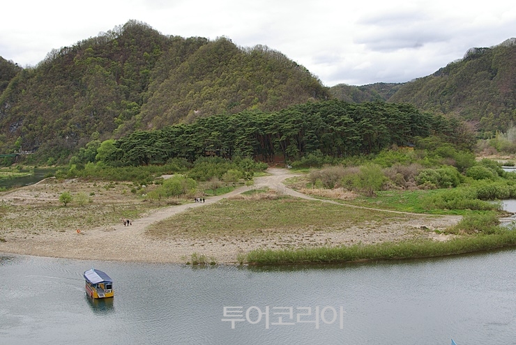 어린 왕 단종이 유배 당했던 청령포/사진-투어코리아 