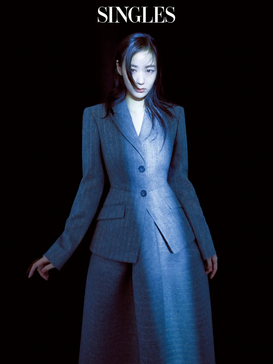 그레이 헤링본 더블브레스트 수트, 블루 스포트라이트가 직조 패턴을 조각하다 /사진=싱글즈