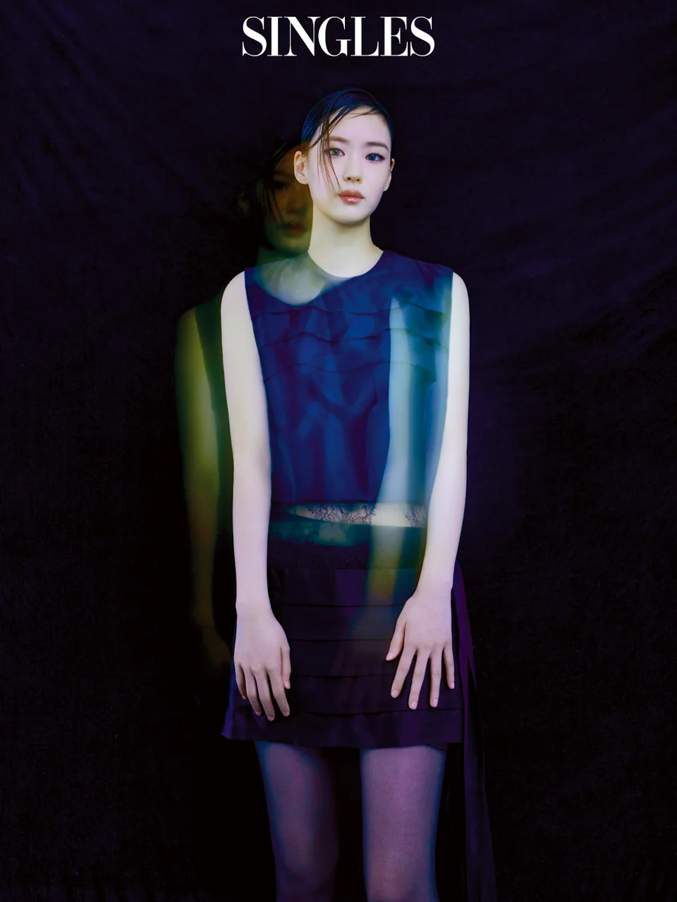 네이비 레이스 패널 탑에 밴디드 미니 스커트, 복수 노출 기법으로 담은 블랙 배경 컷 /사진=싱글즈