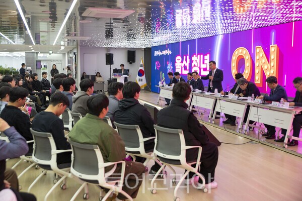 김두겸 시장과 지역 대학 총학생회, 청년정책네트워크 등 50여 명이 참석한 가운데 열린 ‘울산 청년 온(ON) 미팅’/사진-김교환 기자