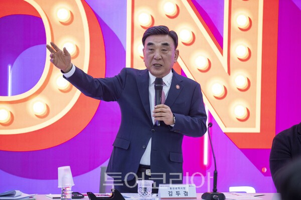 청년들의 질문에 답을 하고 있는 김두겸 시장/사진-김교환 기자