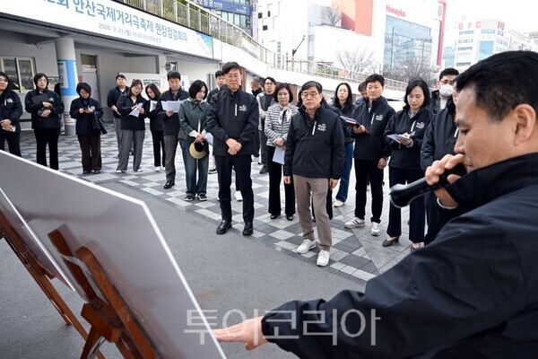이민근 시장이 국제거리축제 현장점검을 하고 있다/투어코리아뉴스 정명달 기자