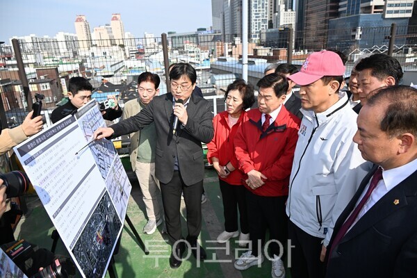 오세훈 서울시장이 23일 동대문구 청량리종합시장을 방문해 '청량리 일대 전통시장 혁신사업' 관련 디자인 계획을 점검하고 있다./사진=서울시의회