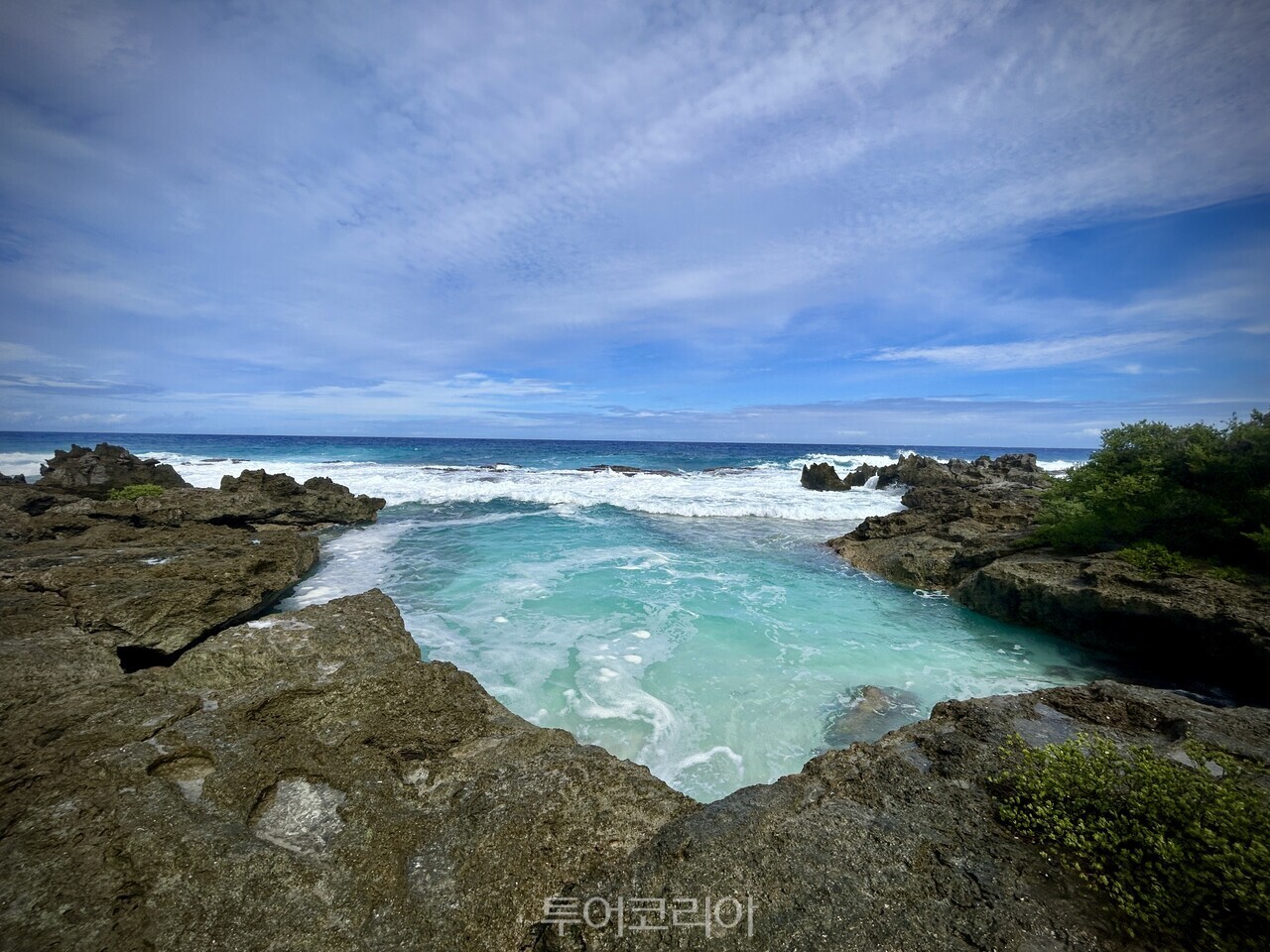 석회암 절벽 사이로 파도가 밀려드는 스위밍홀. 잔잔함과 거친 바다가 동시에 드러나는 로타의 자연 풍경이다./ 사진- 박은하 기자