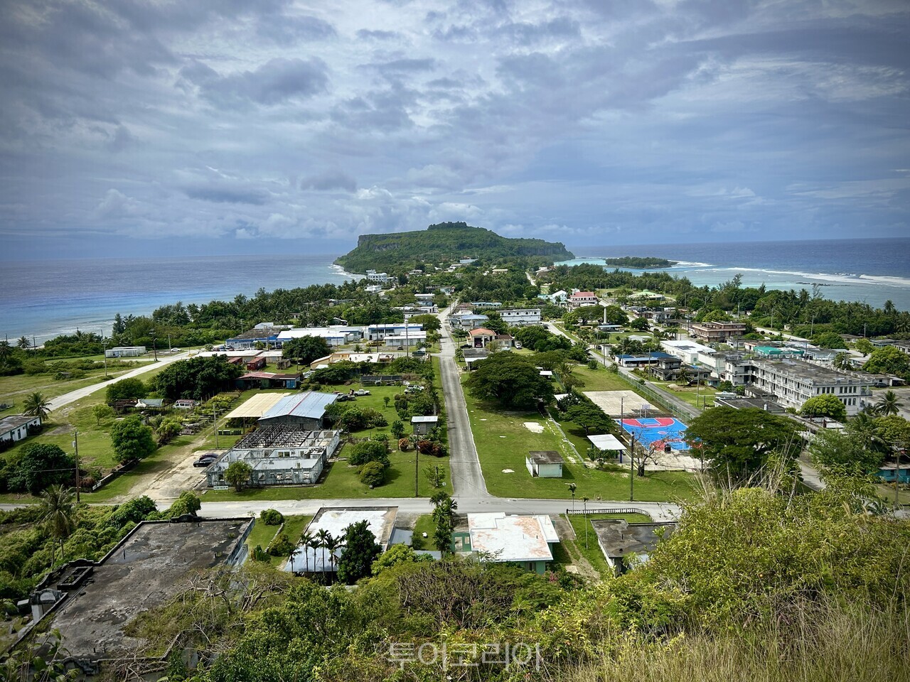 송송빌리지 전망대에서 바라본 송송빌리지. 필리핀해와 태평양 사이에 형성된 마을이다./ 사진- 박은하 기자