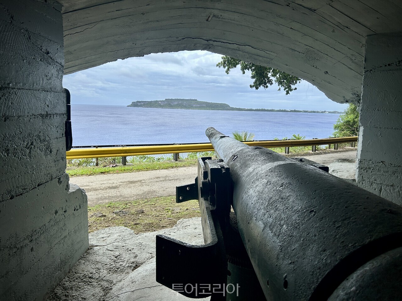 2차 세계대전 당시 일본군이 해상 방어를 위해 설치한 포대에서 바라본 로타의 바다./ 사진- 박은하 기자