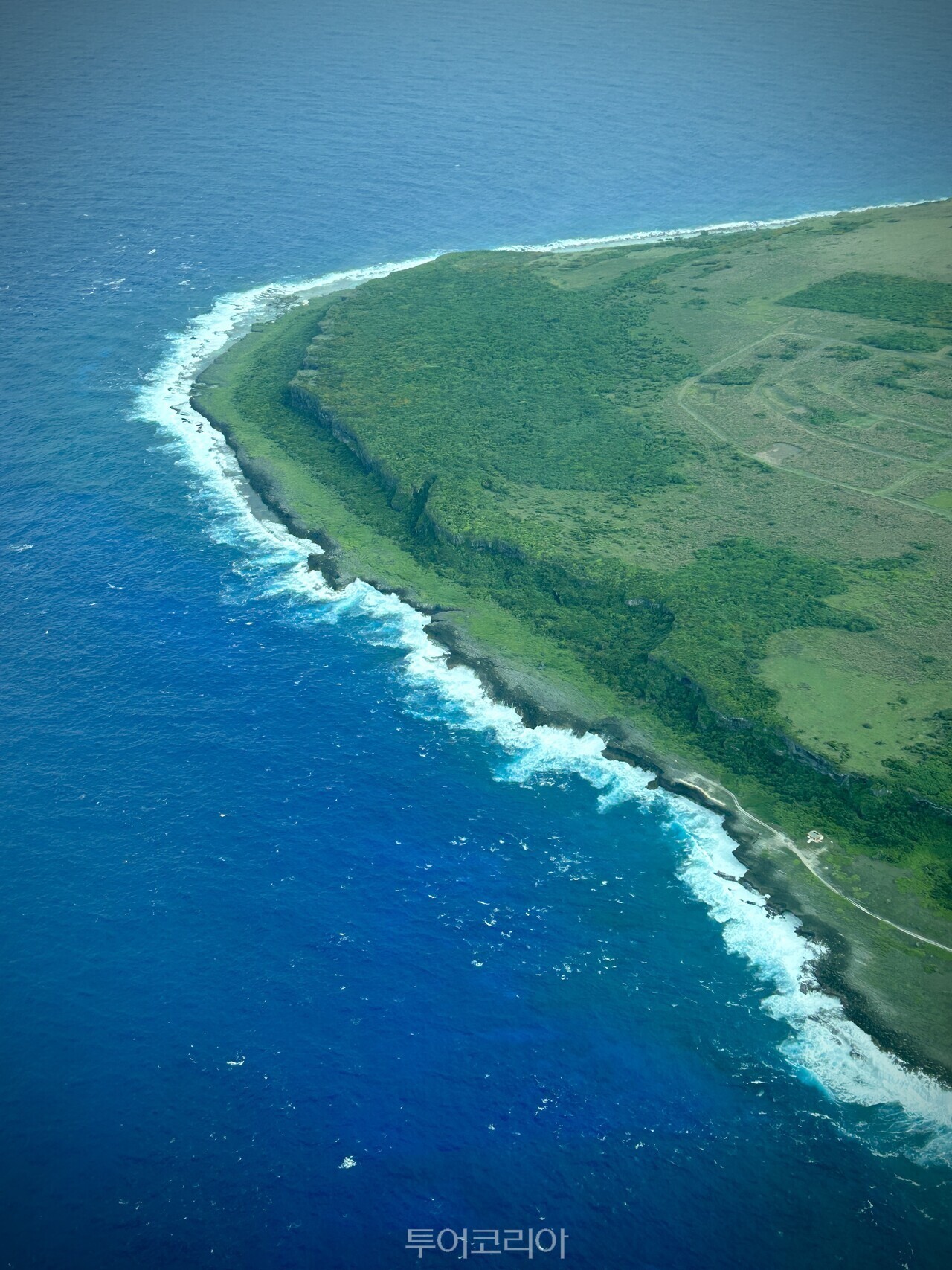 경비행기 창밖으로 펼쳐진 로타의 해안선. 떠나는 순간까지 시선을 붙잡는 ‘로타 블루’가 이어진다./ 사진- 박은하 기자