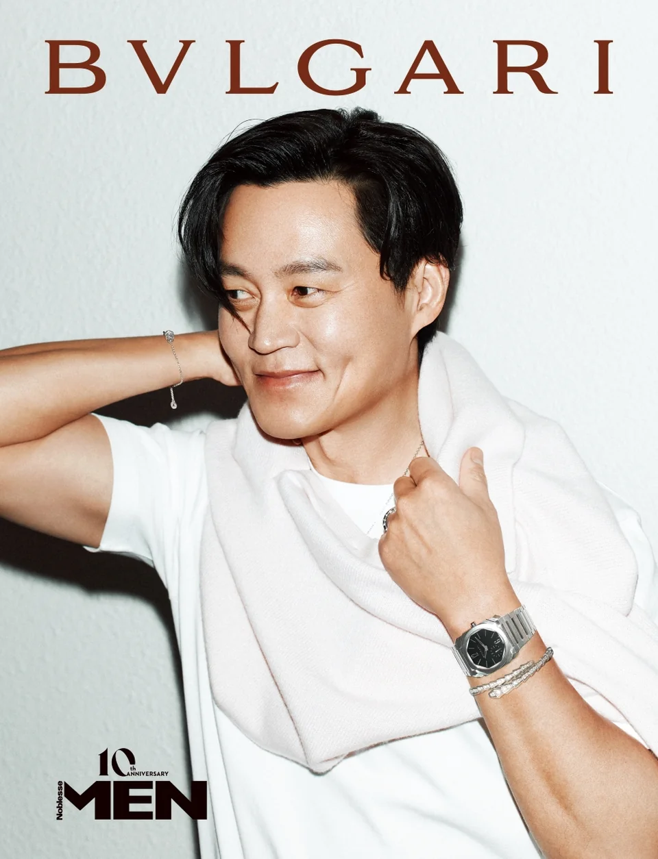 블랙 셔츠와 골드 옥토 피니씨모의 강렬한 대비가 돋보인다. (/사진=맨 노블레스 인스타그램)