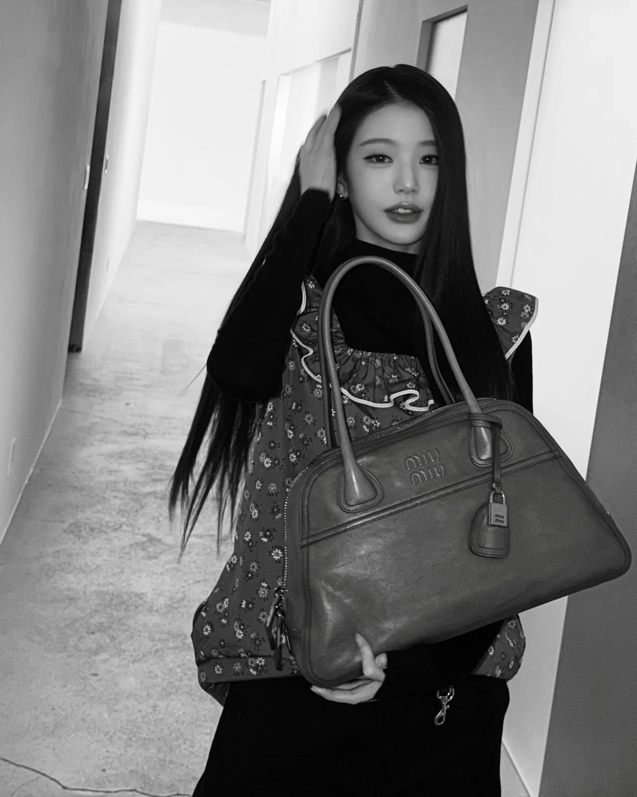 장원영이 플로럴 패딩 베스트와 미우미우 볼링백으로 시즌 전환기 룩을 완성했다. /사진=장원영 인스타그램