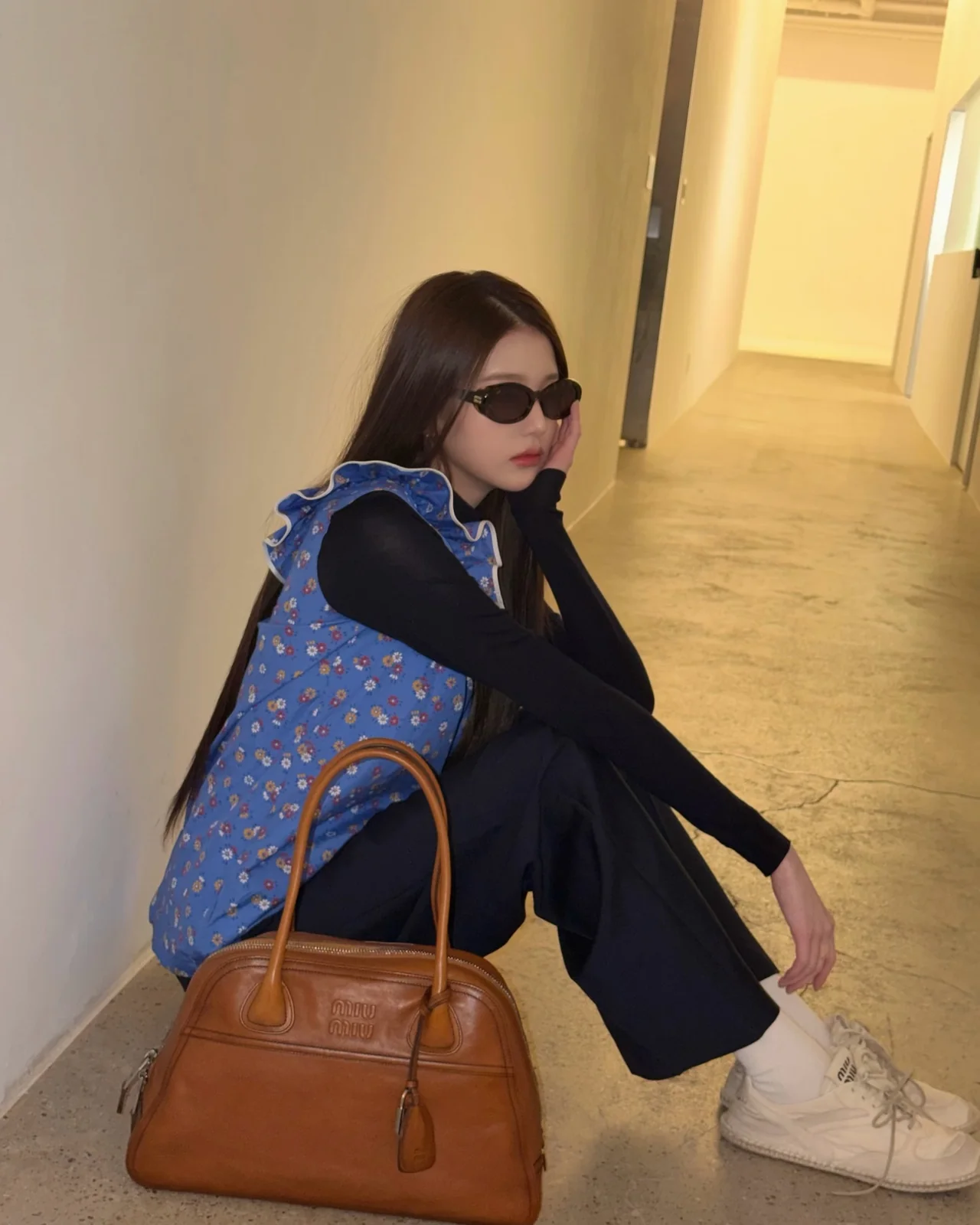 장원영이 복도에서 미우미우 볼링백과 함께 포즈를 취하고 있다. /사진=장원영 인스타그램