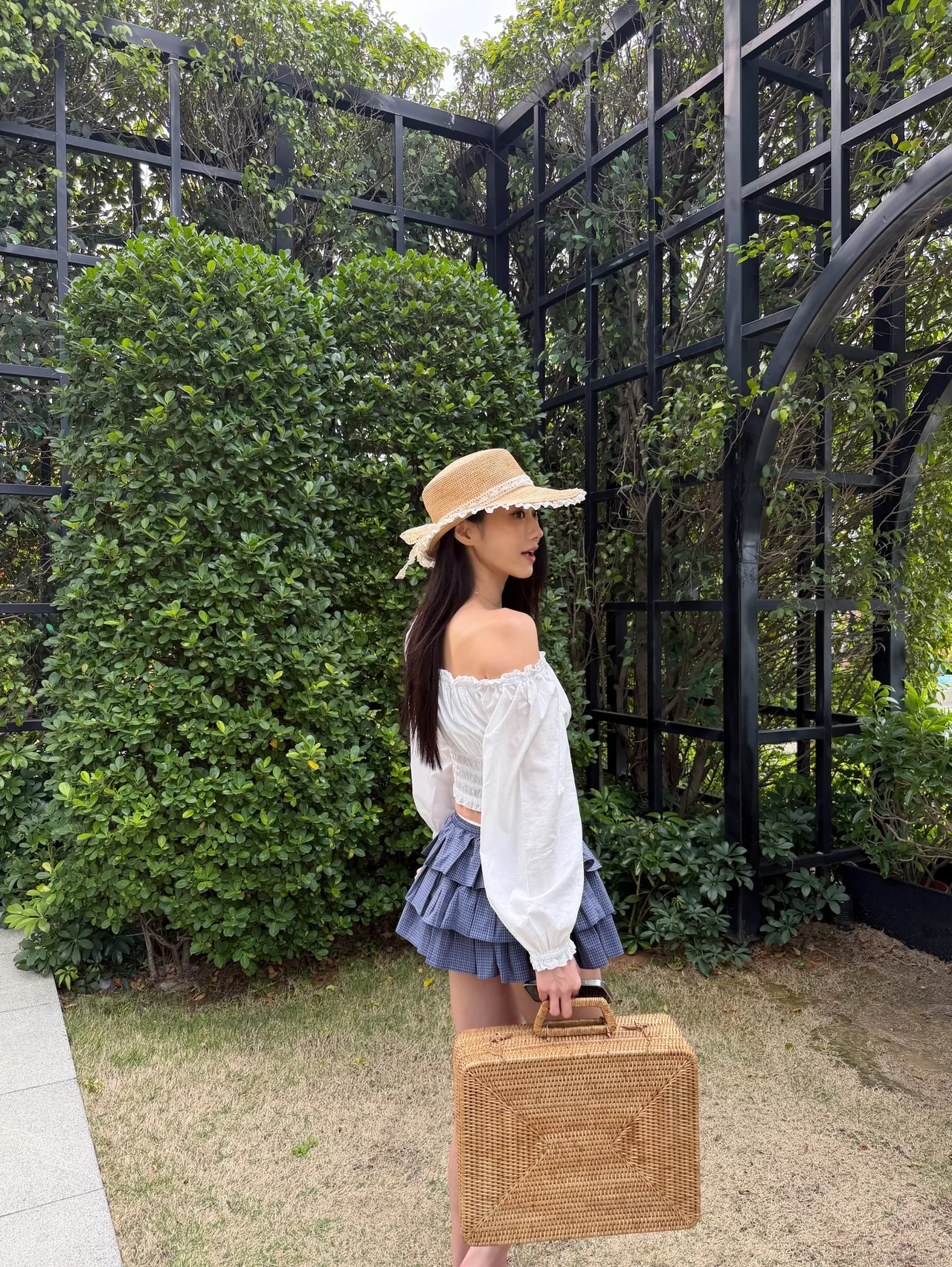 화이트 오프숄더와 체크 스커트로 완성한 로맨틱 피크닉 룩. (/사진=경리 인스타그램)