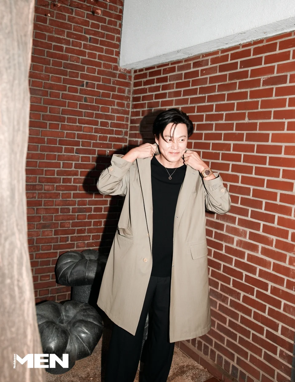 뉴트럴 톤의 셔츠 셋업에 주얼리를 매치해 우아함을 극대화했다. (/사진=맨 노블레스 인스타그램)