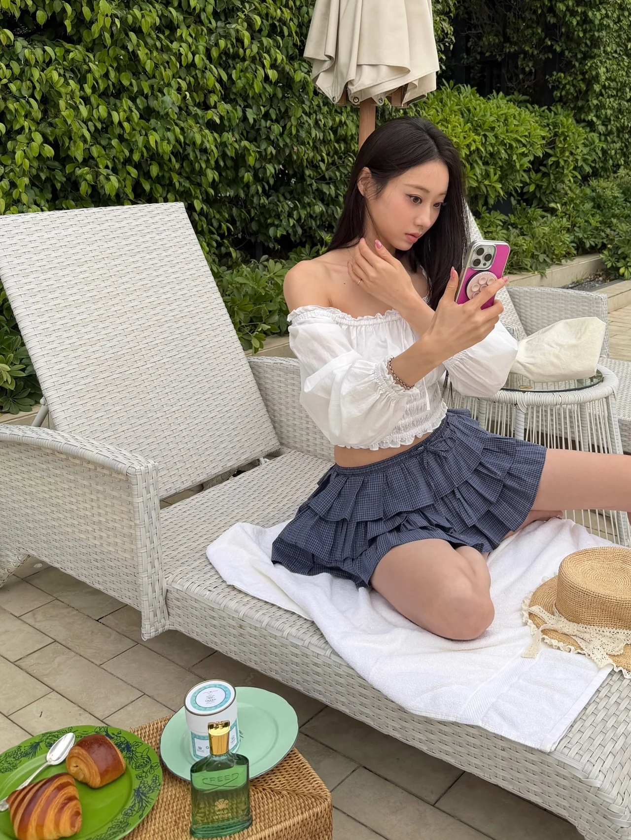 보트 햇과 라탄 케이스가 주는 이국적인 정취. (/사진=경리 인스타그램)