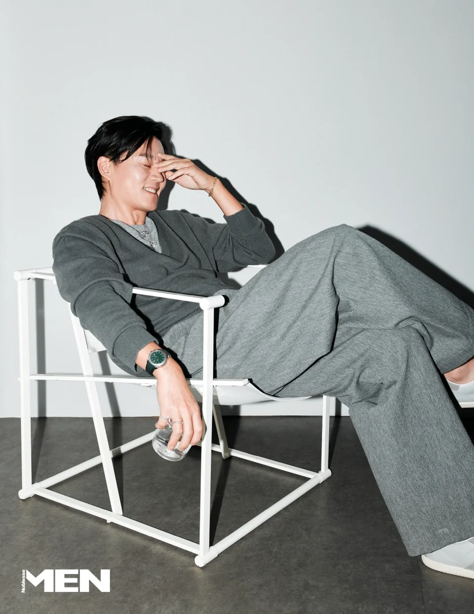 옥토 피니씨모 워치와 세르펜티 브레이슬릿으로 완성한 고품격 데일리 룩. (/사진=맨 노블레스 인스타그램)