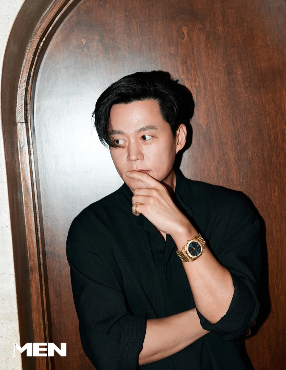 베이지 트렌치코트와 골드 워치의 조화로 세련된 무드를 연출했다. (/사진=맨 노블레스 인스타그램)