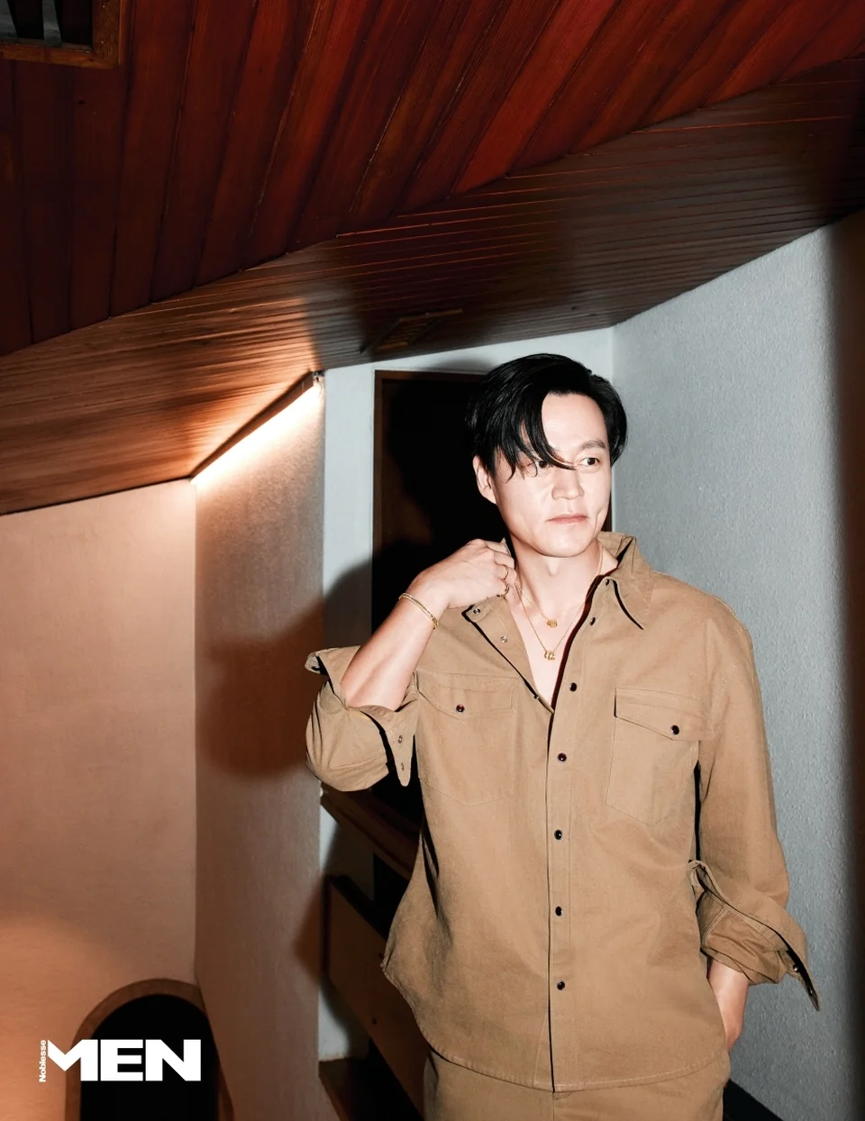 편안한 스웨트 셔츠 차림에도 옥토 로마 워치 하나로 압도적인 존재감을 드러낸 모습. (/사진=맨 노블레스 인스타그램)