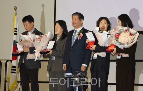 최계운 인천연구원장이 25일 오전 송도컨벤시아 프리미어볼룸에서 개최된 '개원 30주년 기념식'에서 장기근속자 포상을 하고 있다. 2026.03.25. 투어코리아 이창호 기자