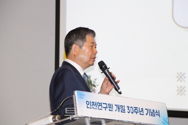 최계운 인천연구원장이 25일 오전 송도컨벤시아 프리미어볼룸에서 개최된 '개원 30주년 기념식'에서 미래비전 2040선포를 하고 있다. 2026.03.25. 투어코리아 이창호 기자