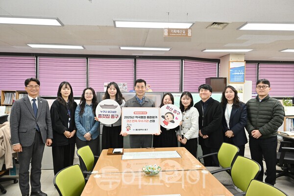 울산 중구가 ‘2025년 적극행정 종합평가’에서 우수기관으로 선정된 기념으로 김영길 중구청장과 공무원들이 기념사진을 찍고 있다./사진-울산 중구