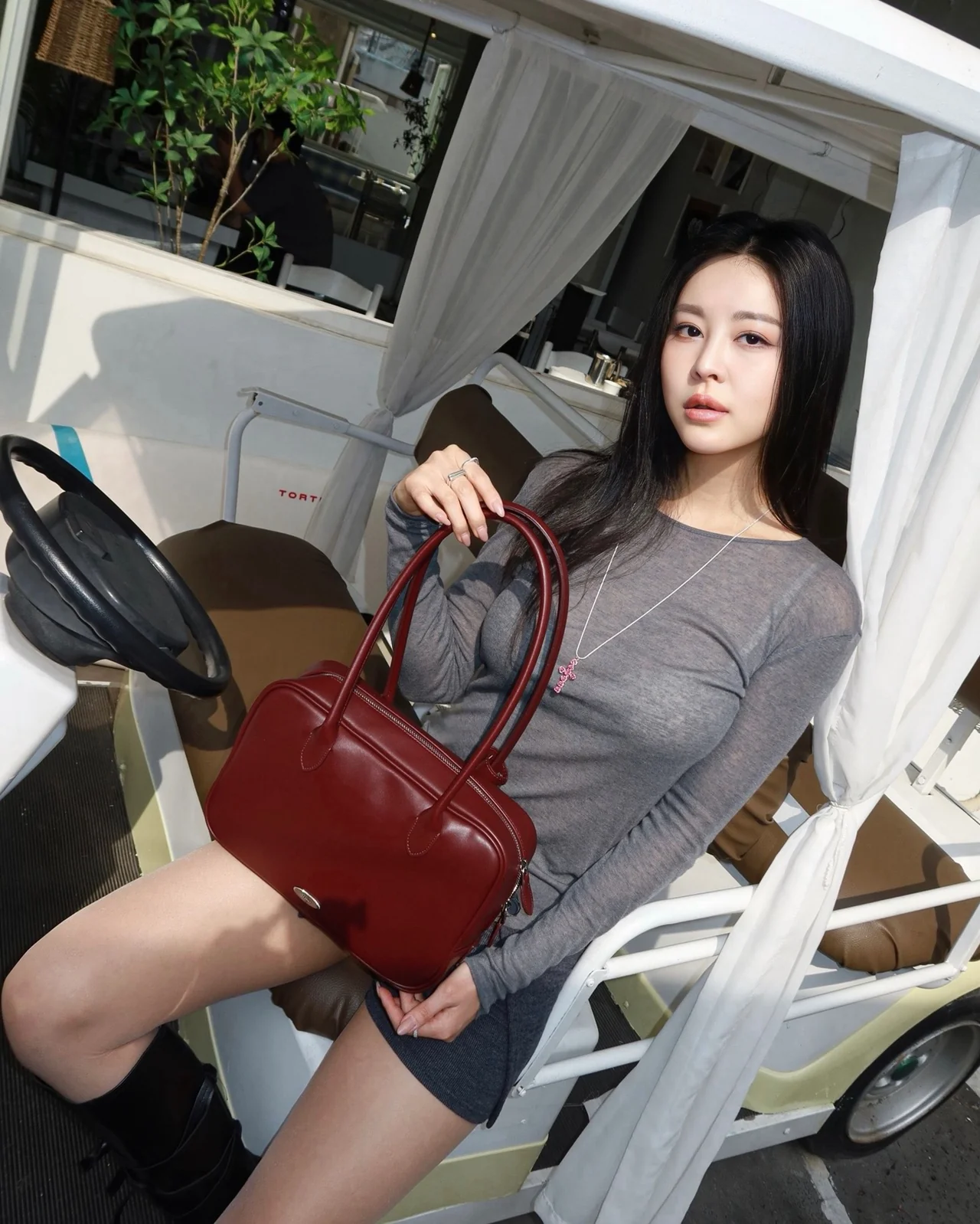 버건디 보스턴백 디테일 — 더블 탑 핸들과 측면 지퍼 구조 /사진=모델 심지영 인스타그램