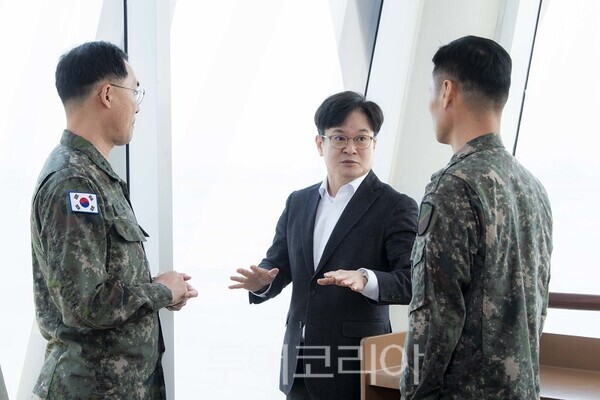 김병수 김포시장이 26일 육군 제2291부대 관계자에게 신곡수중보부터 일산대교 남단까지 한강변 경계철책 철거 구간에 대해 설명을 하고 있다.