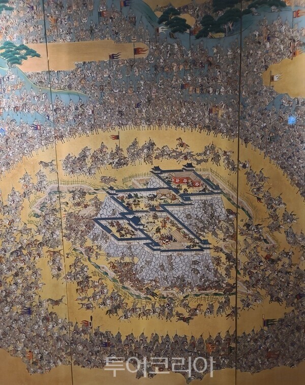 국립진주박물관에 전시된 울산도산성전투도蔚山島山城戰鬪圖. 임진왜란 당시 조명연합군과 왜군이 맞서 싸운 치열한 격전지였던 학성공원의 과거 모습이다. 현재는 시민들의 산책 장소로 이용되고 있다./사진-투어코리아 김교환 기자