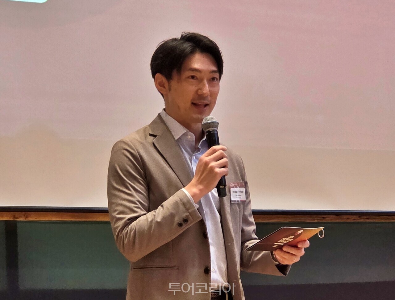 집에어 담당자가 자사의 서비스를 소개했다. / 사진-투어코리아