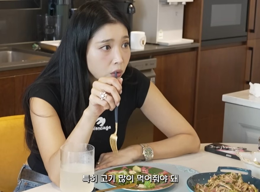 오윤아가 자기관리 비법을 이야기하고 있다. / 'Oh!윤아' 유튜브