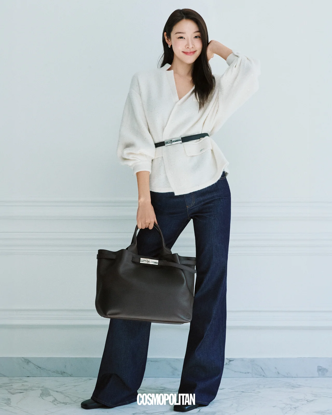 최미나수가 롱샴 가죽 토트백을 포인트로 고급스러운 분위기를 연출하고 있다.