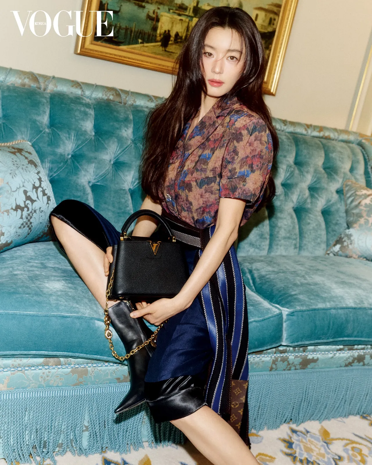 전지현이 루이 비통 플로럴 셔츠 드레스와 블랙 카퓌신 BB 백으로 믹스매치 룩을 완성한 화보 컷. /사진=루이 비통 제공