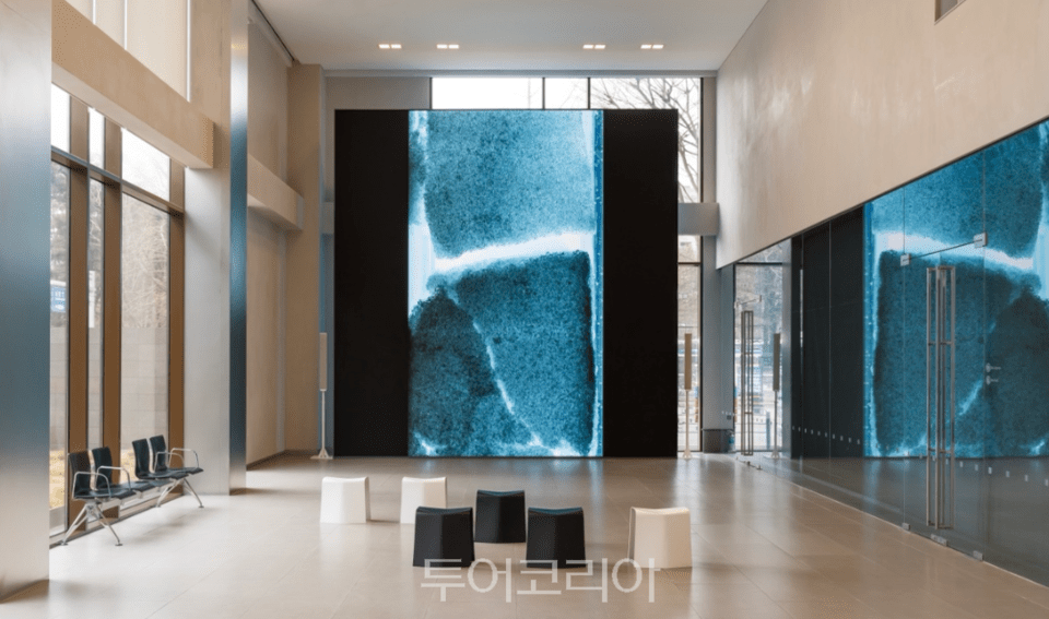 '현대카드 MoMA 디지털 월(Digital Wall)'에 미국 미디어 아티스트 페기 와일(Peggy Weil)의 작품 '코어 메모리(Core Memory)'가 전시되고 있다./사진-현대카드