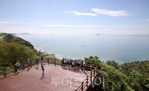 거금도 해안을 달리던 자전거 동호인들이 전망 좋은 지점에서 기념사진 활영하는 모습. /사진-고흥군