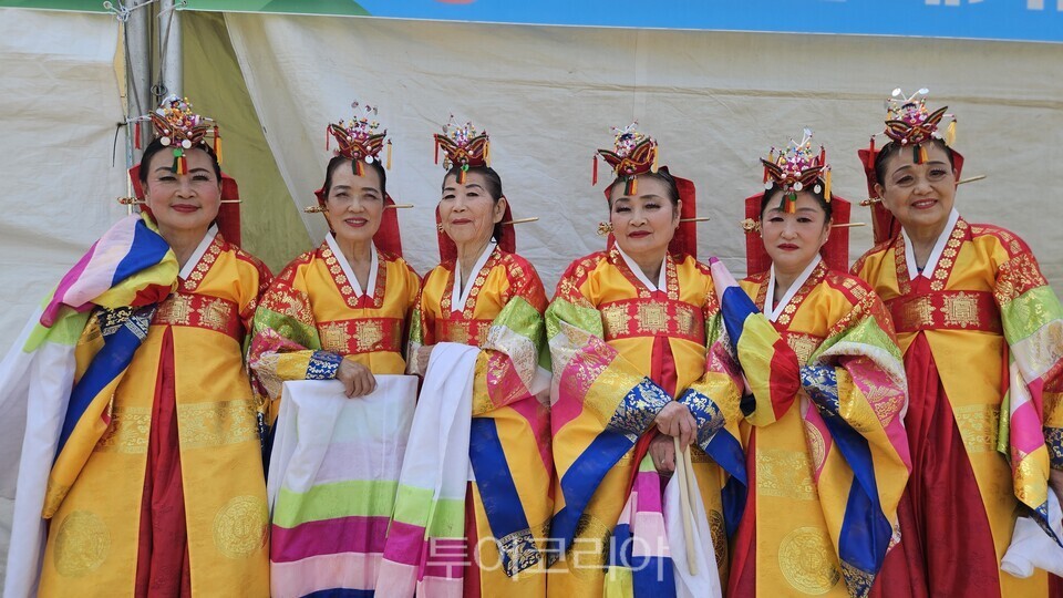 무대공연을 위해 준비 중인 출연자들/사진= 유경훈 기자