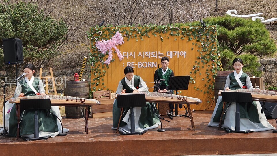 축제 흥을 돋우는 가야금 버스킹/사진=유경훈  기자