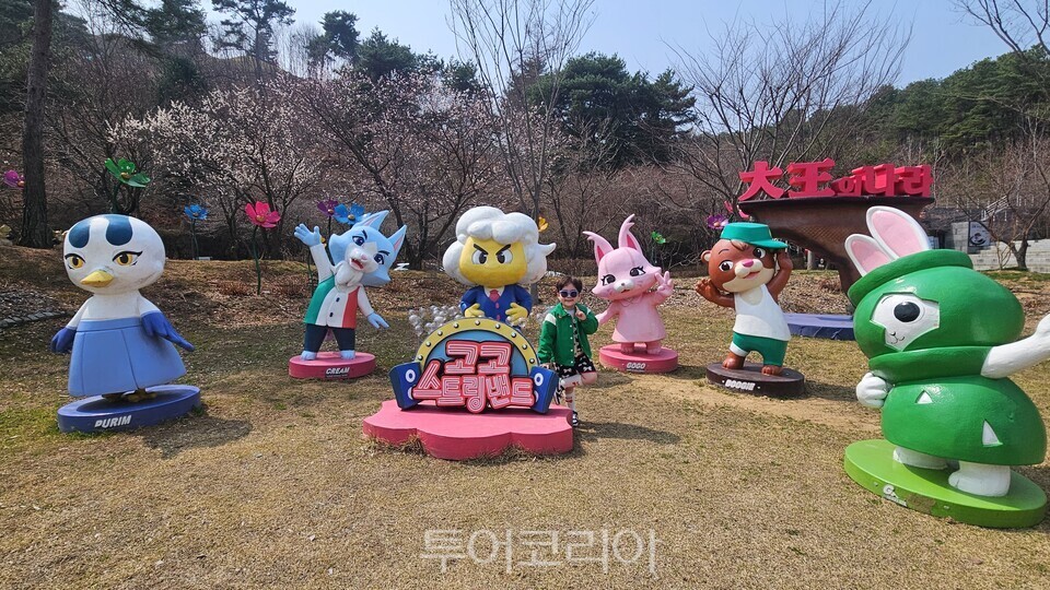 축제장을 찾아 기념사진 찍는 어린이/사진=유경훈 기자