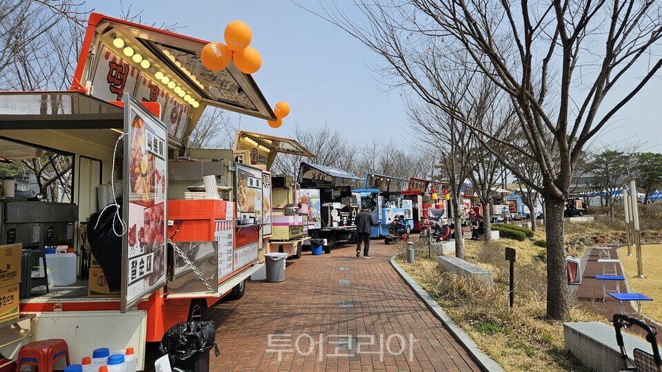 축제 구경을도 식후경. 축제의 즐거움을 배가시켜주는 푸드트럭/사진= 유경훈 기자