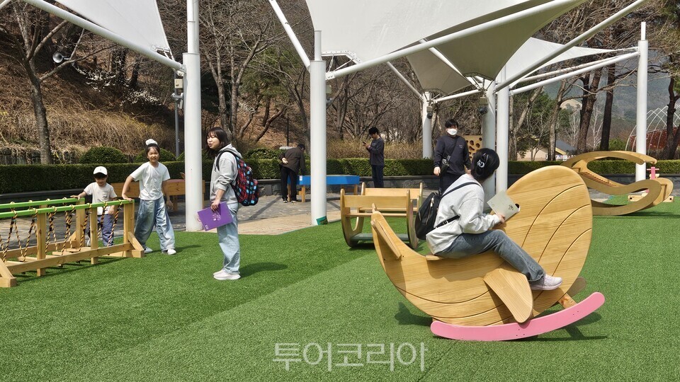온화한 봄 날씨에 개막한 축제장을 찾아 즐거운 시간을 보내는 관광객들/사진 =유경훈 기자