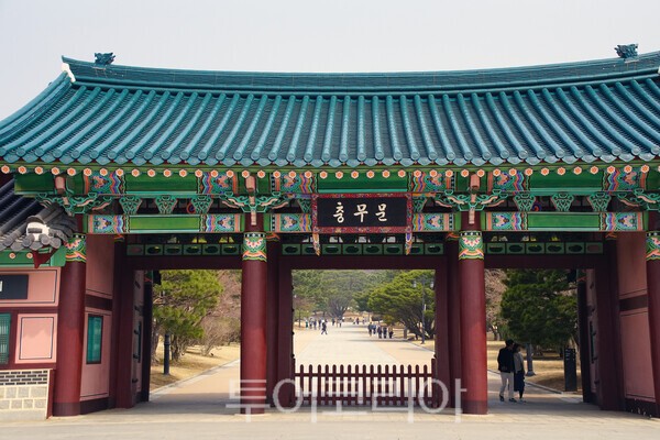 아산 현충사 충무문 입구 / 사진_투어코리아 유지훈 기자