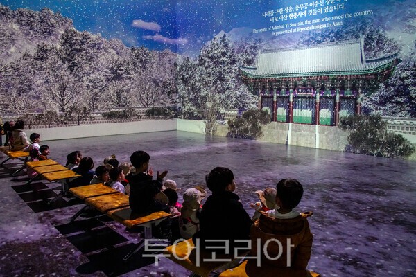 충무공 이순신 기념관에서 영상을 관람하는 유치원생들 / 사진_투어코리아 유지훈 기자