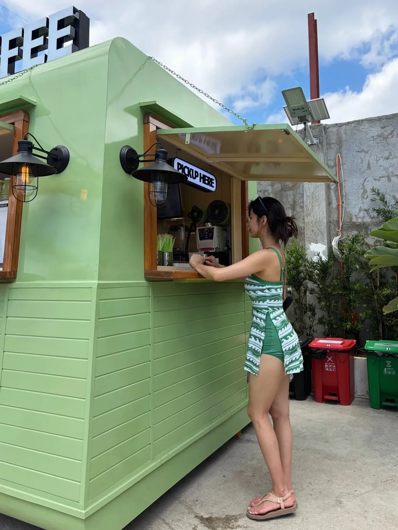 한그루가 보라카이 해변에서 코랄리크 그린 웨이브 원피스 수영복과 매크라메 백으로 비치룩을 완성했다. /사진=한그루 인스타그램