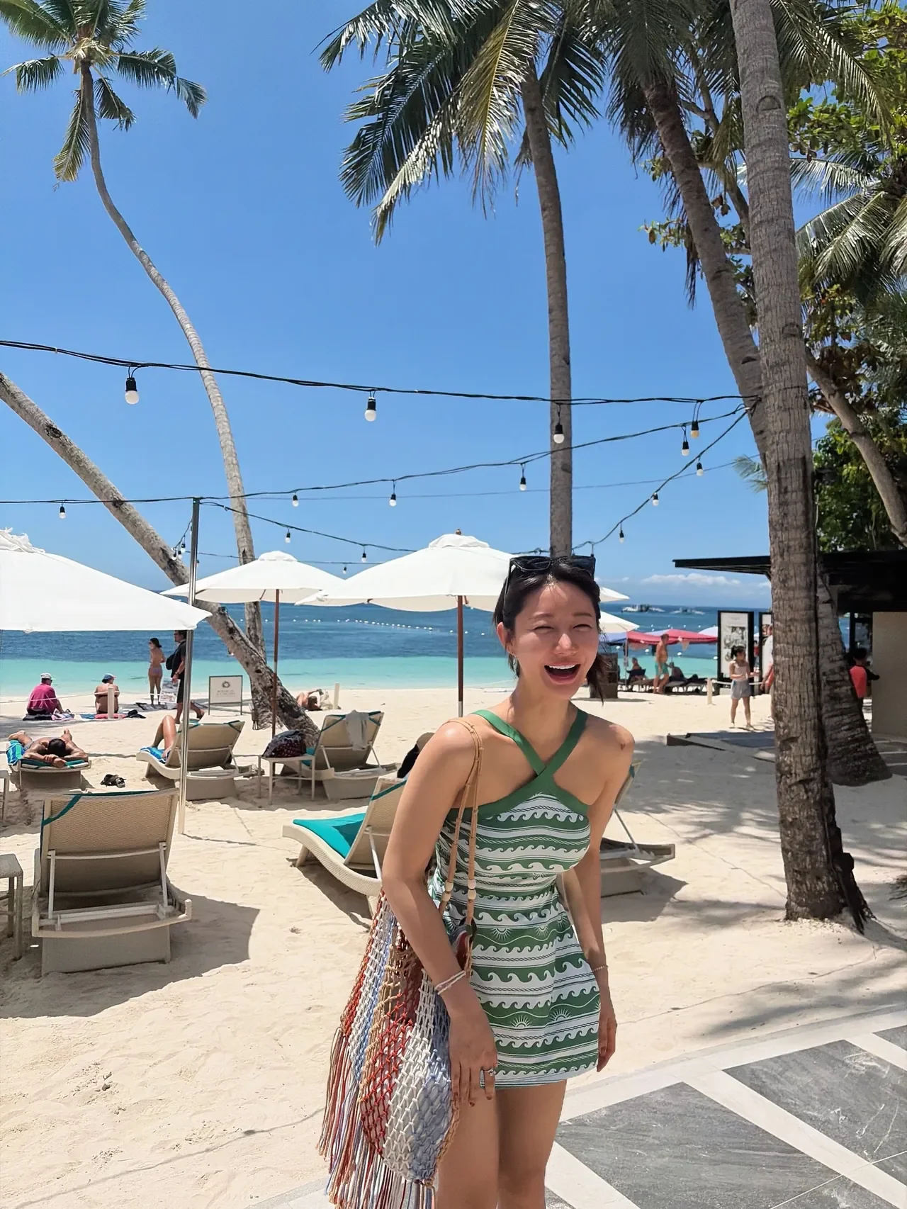 한그루가 보라카이 리조트 해변에서 코랄리크 그린 웨이브 원피스 수영복으로 여름 비치룩을 연출했다. /사진=한그루 인스타그램