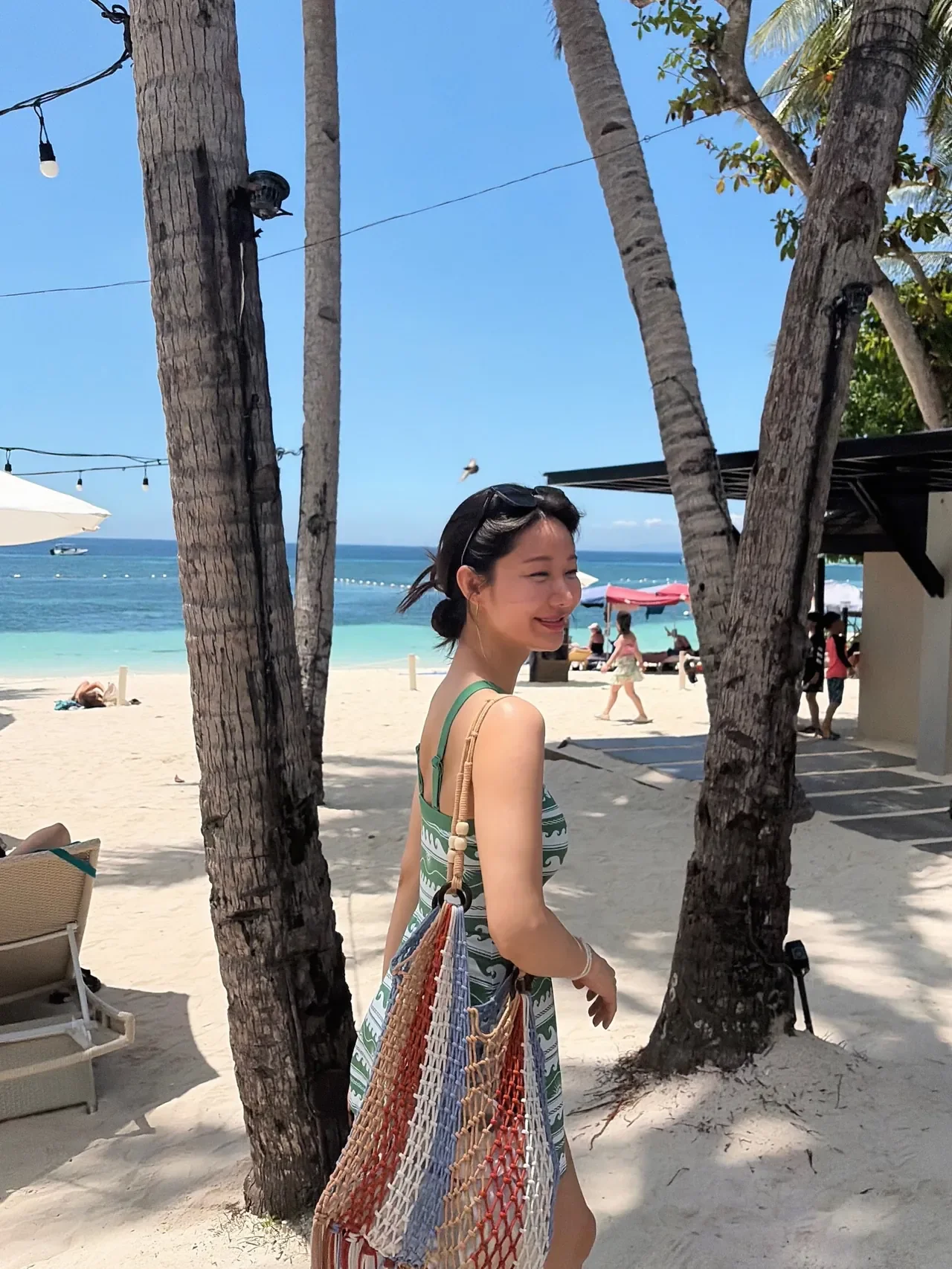 한그루가 민트 컬러 카페 앞에서 코랄리크 그린 원피스 수영복을 착용한 뒷모습 컷을 공개했다. /사진=한그루 인스타그램