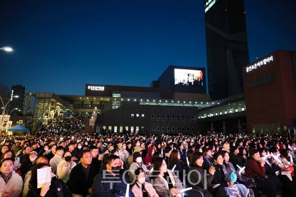 용인포은타트홀에서 열린 테마형축제 제철 예술광장 3월:봄 축제에 모인 시민/투어코리아뉴스 정명달 기자