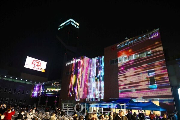 야외 설치괸 파사드/투어코리아뉴스 정명달 기자