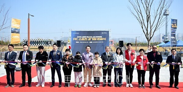 유정복 인천광역시장이 28일 연수구 달빛공원 RC스포츠경기장에서 열린 '달빛공원 RC스포츠경기장 준공식'에서 테이프커팅을 하고 있다.