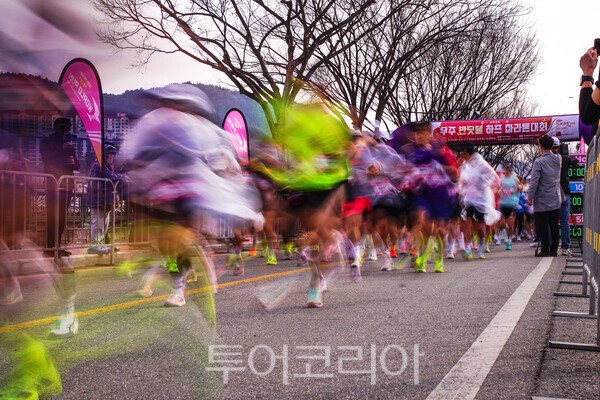 ​무주반딧불 하프마라톤대회에서 출발하는 선수들 / 사진_투어코리아 유지훈 기자