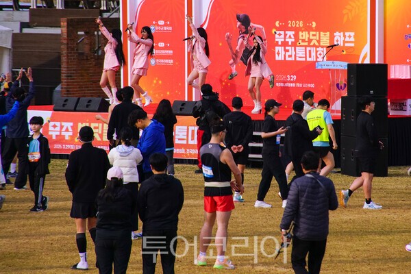 무주반딧불 하프마라톤대회장에서 공연하는 티엔젤의 모습 / 사진_투어코리아 유지훈 기자
