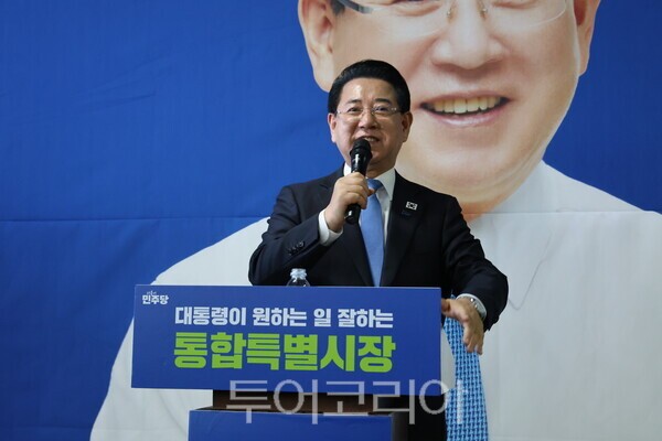 김영록 예비후보가 29일 광주시에서 선거사무소 개소식을 열고 이야기를 하고 있다. /사진-박정규 기자