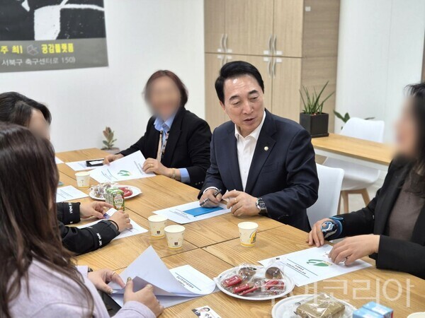 ▲충남도지사 출마를 선언한 박수현(더불어민주당 충남 공주·부여·청양) 국회의원이 지난 27일 천안가정어린이집연합회와 간담회를 갖고 있다. /사진-박수현 의원실