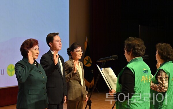 ▲김태흠(왼쪽 두 번째) 충남도지사를 비롯한 김정임 새마을부녀회 중앙연합회장, 박숙희 충남새마을부녀회장이 부녀회 대표들로부터 약속문 낭독 선서를 받고 있다. /사진-충남도